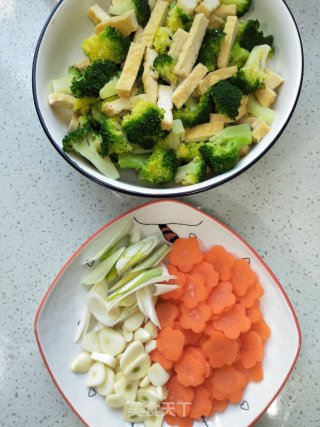 豆腐干炒西兰花的做法步骤：5