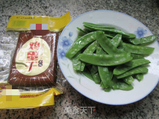 鸡蛋干炒荷兰豆的做法步骤：1