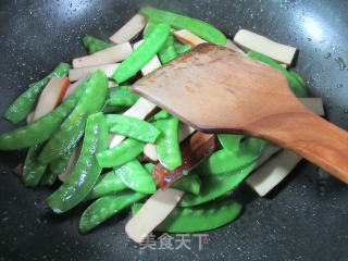 鸡蛋干炒荷兰豆的做法步骤：7