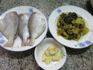 酸菜黑鲳鱼的做法步骤：1