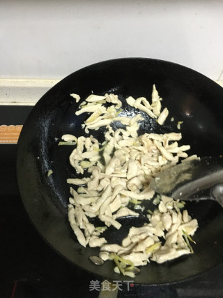 鱼香肉丝 鸡胸肉版的做法步骤：2