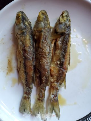 葱姜蒜蒸小河鱼的做法步骤：1