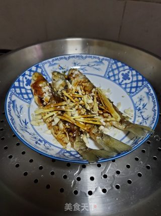 葱姜蒜蒸小河鱼的做法步骤：5
