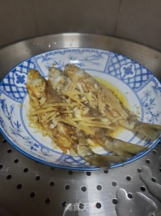 葱姜蒜蒸小河鱼的做法步骤：6