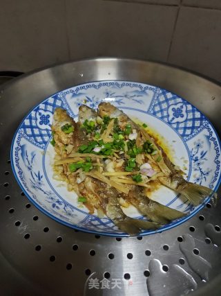葱姜蒜蒸小河鱼的做法步骤：7