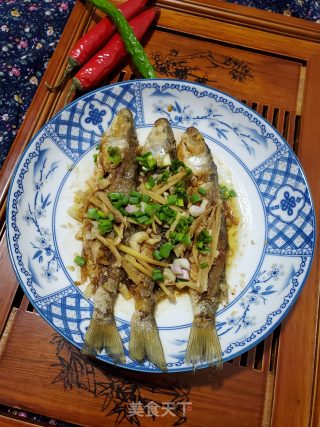 葱姜蒜蒸小河鱼的做法步骤：9