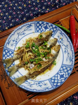 葱姜蒜蒸小河鱼的做法步骤：10