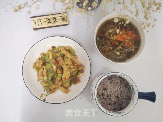 花式精致简餐：苦瓜炒鸡胸肉+黄花菜鸡蛋汤+粗粮饭的做法步骤：9