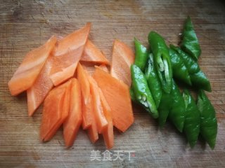 红烧鲫鱼的做法步骤：2
