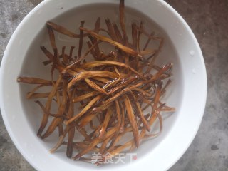 黄花菜鸡蛋汤的做法步骤：1