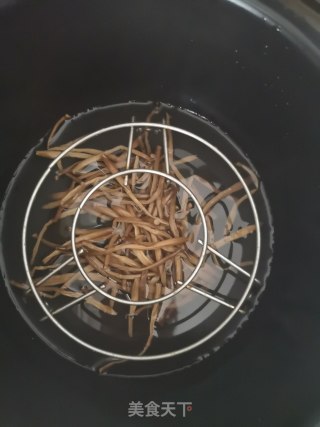 黄花菜鸡蛋汤的做法步骤：2