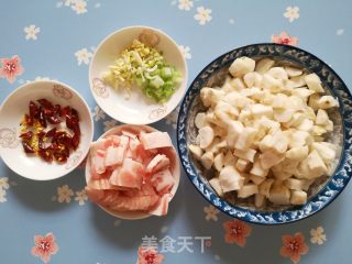 荸荠炒五花肉的做法步骤：2