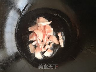 荸荠炒五花肉的做法步骤：3