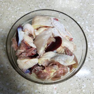 姜葱鸡肉煲的做法步骤：1