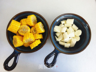山药玉米猪骨汤的做法步骤：2