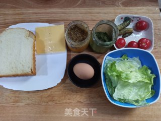 酸黄瓜煎蛋三明治的做法步骤：1