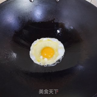 酸黄瓜煎蛋三明治的做法步骤：3