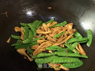 荷兰豆胡萝卜炒豆笋的做法步骤：8