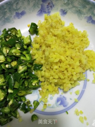 白菜猪肉饼的做法步骤：1