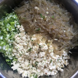 荠菜粉条素蒸卷的做法步骤：3