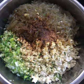 荠菜粉条素蒸卷的做法步骤：4
