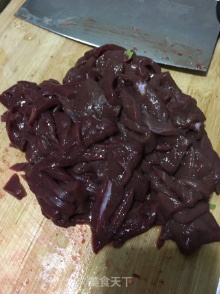 莴苣炒猪肝的做法步骤：2