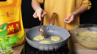 早餐不知道吃什么？黄小米饼，你学会了吗？的做法步骤：4