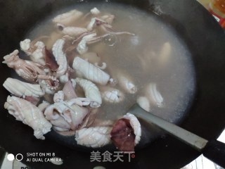 洋葱炒鱿鱼的做法步骤：2