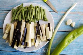 豆角烧茄子的做法步骤：1