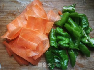 胡萝卜螺丝椒炒鸡蛋的做法步骤：2
