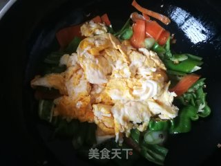 胡萝卜螺丝椒炒鸡蛋的做法步骤：9