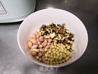 花生红枣核桃豆浆的做法步骤：1
