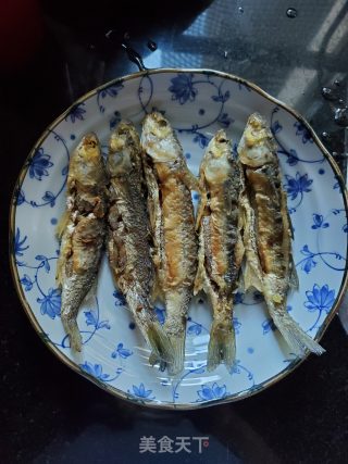 辣蒸小河鱼的做法步骤：1