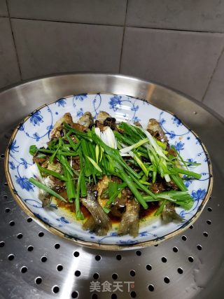 辣蒸小河鱼的做法步骤：7