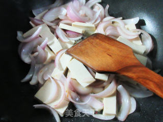 洋葱炒千页豆腐的做法步骤：4