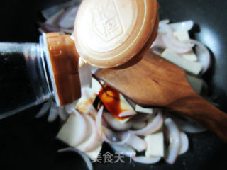 洋葱炒千页豆腐的做法步骤：6