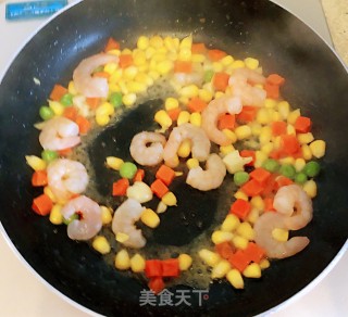 虾仁炒饭的做法步骤：3
