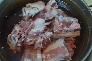 陕西羊肉泡馍的做法步骤：1