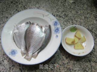 清蒸黑鲳鱼的做法步骤：1