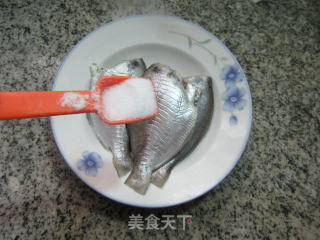 清蒸黑鲳鱼的做法步骤：2
