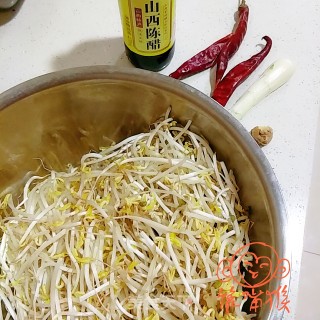 酸辣绿豆芽的做法步骤：1