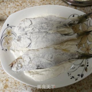 香煎黄花鱼的做法步骤：2