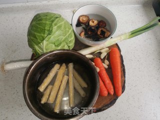 腊肉焖饭的做法步骤：1