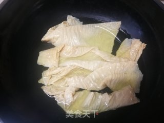 香菜拌人造肉的做法步骤：1