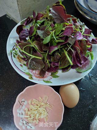 红苋菜荷包蛋汤的做法步骤：1