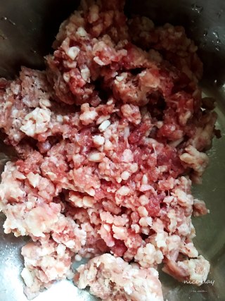 牛肉丸子萝卜汤的做法步骤：2