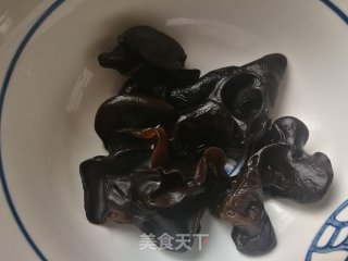 小白菜木耳炒虾滑的做法步骤：1