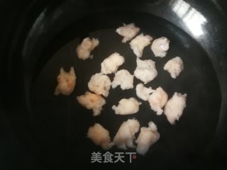 小白菜木耳炒虾滑的做法步骤：3