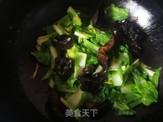 小白菜木耳炒虾滑的做法步骤：8