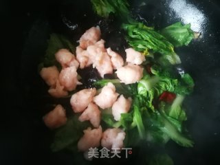 小白菜木耳炒虾滑的做法步骤：9